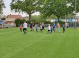 Laatste training S.K.N.W.K. JO7-1 van seizoen 2022-2023 (partijtje tegen de ouders) (6/130)